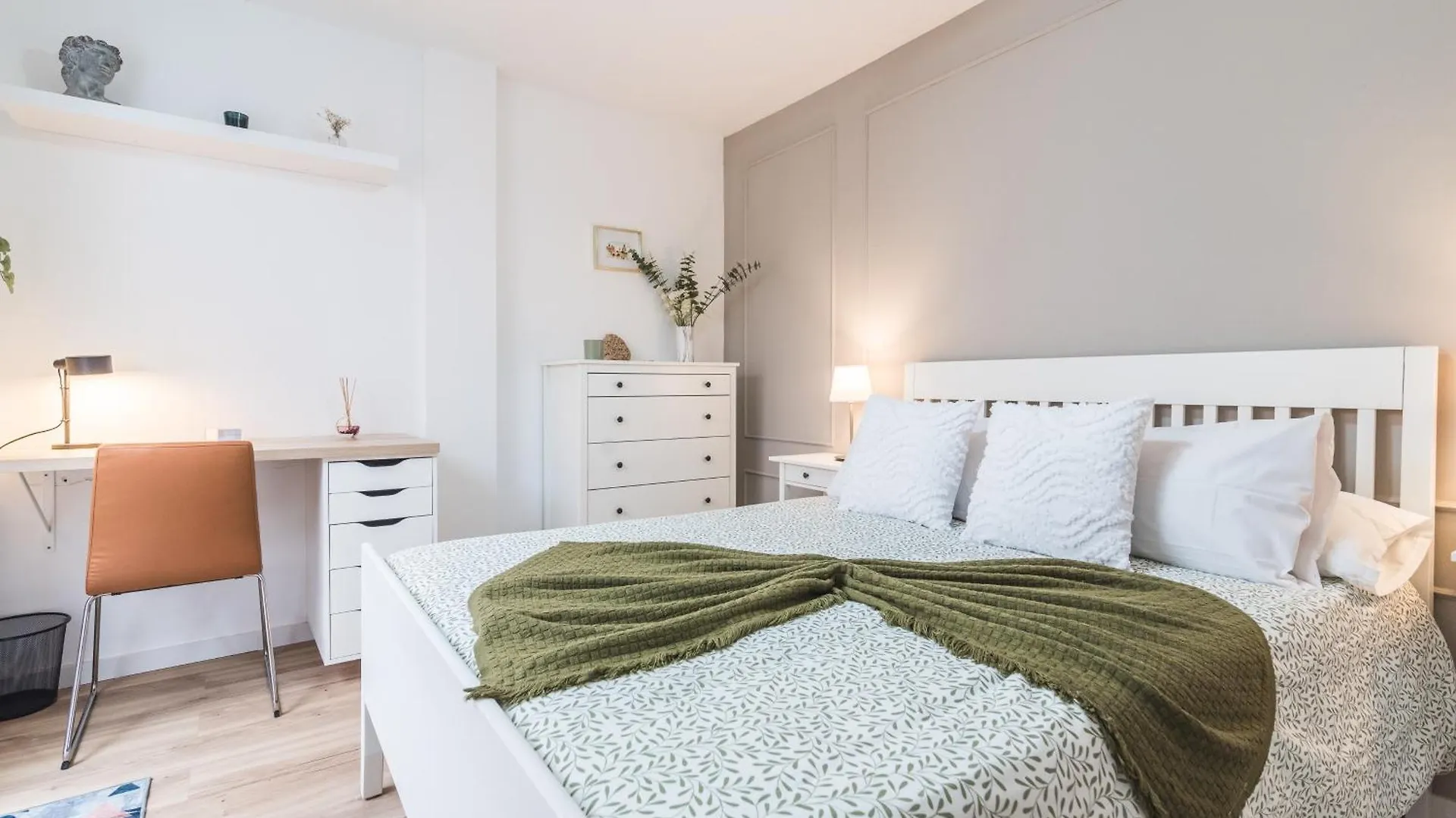 Home2Book Stylish & Bright Bakea Apartment Ingenio