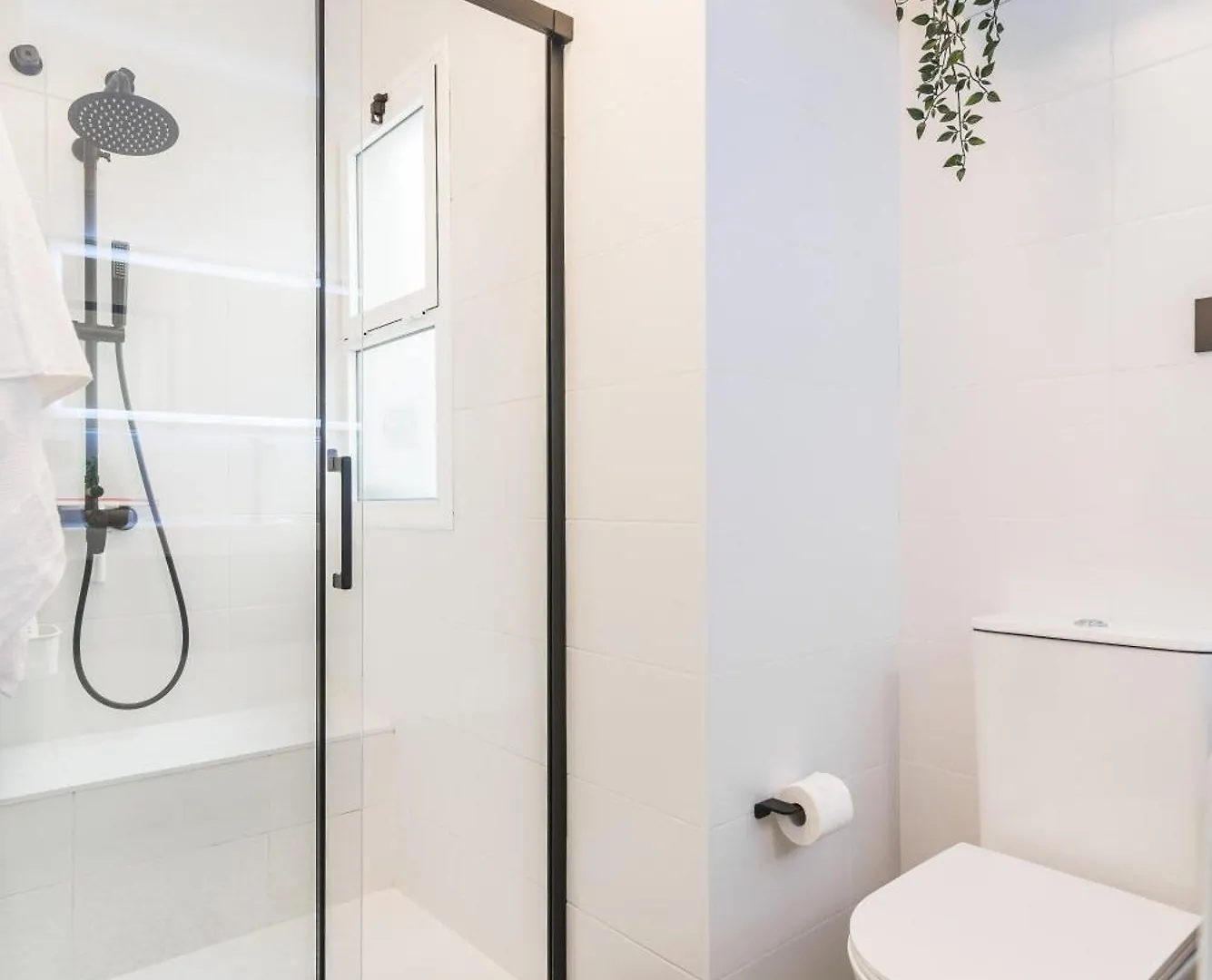 Home2Book Stylish & Bright Bakea Apartment Ingenio