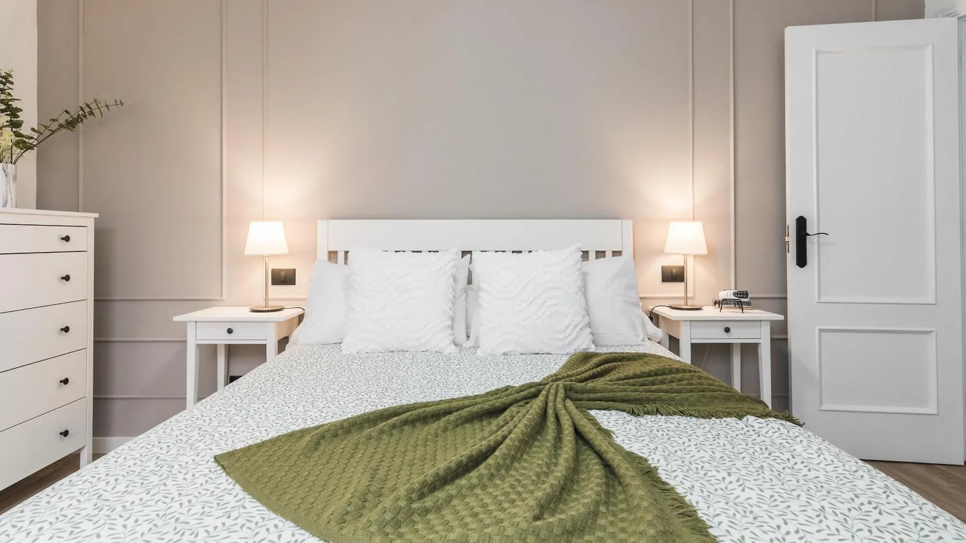 Home2Book Stylish & Bright Bakea Apartment Ingenio