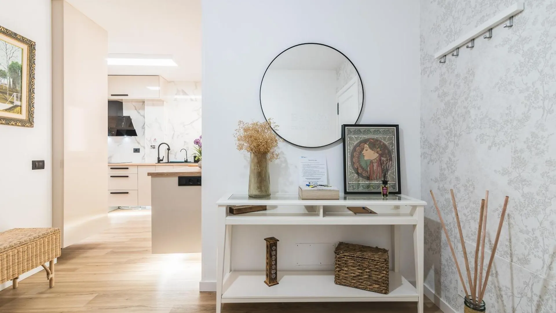 Home2Book Stylish & Bright Bakea Apartment Ingenio