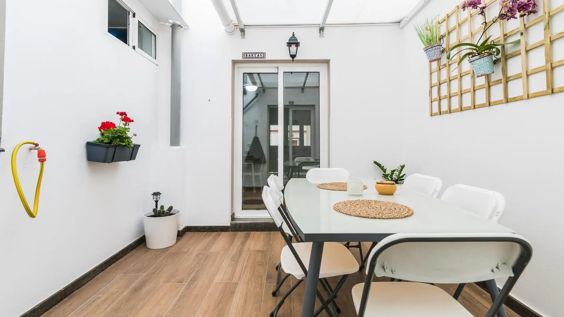 Home2Book Stylish & Bright Bakea Apartment Ingenio