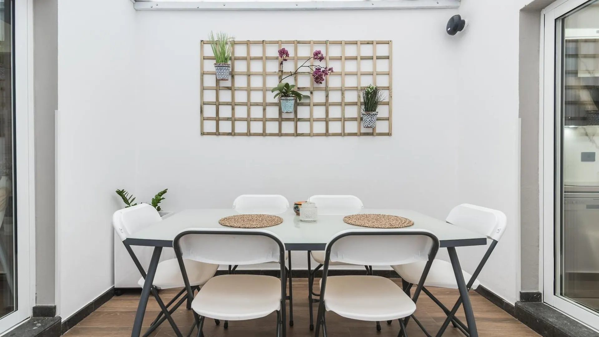 Home2Book Stylish & Bright Bakea Apartment Ingenio