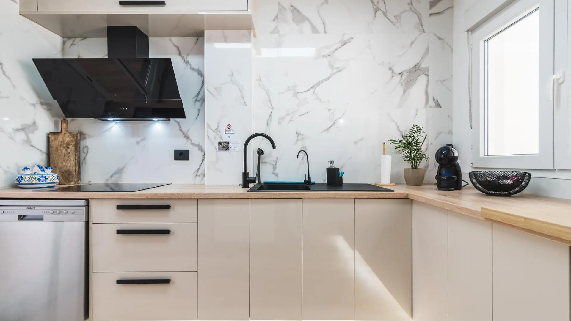 Home2Book Stylish & Bright Bakea Apartment Ingenio